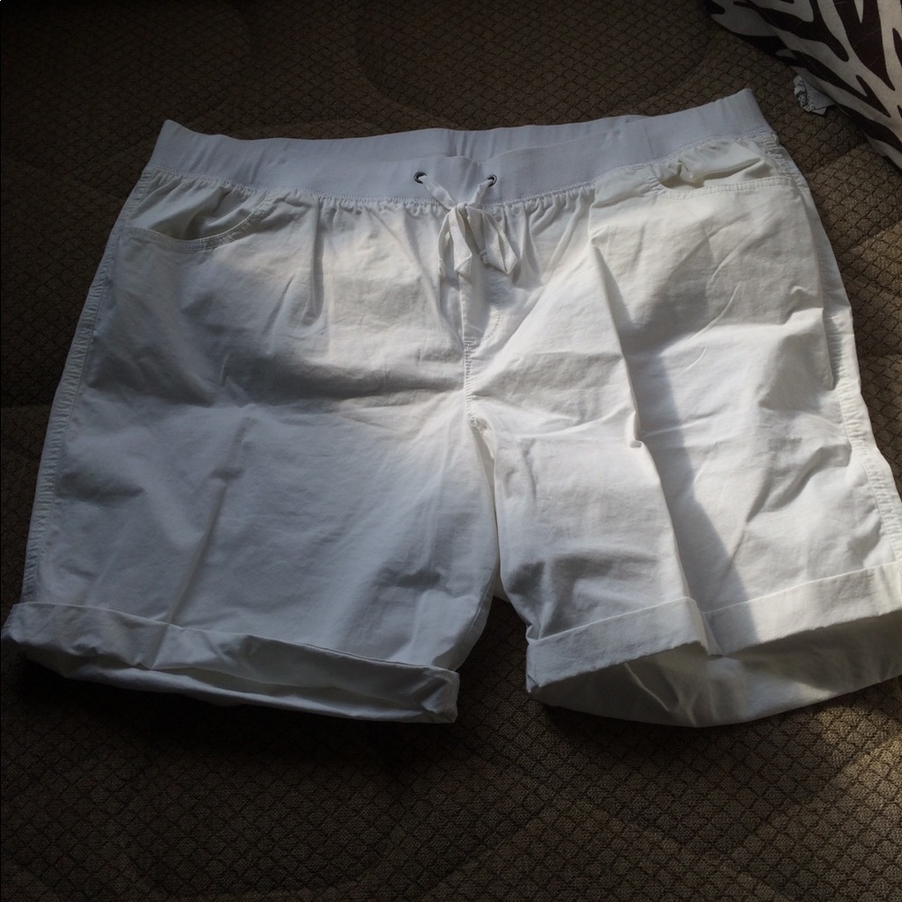 🔥 White Old Navy cargo shorts